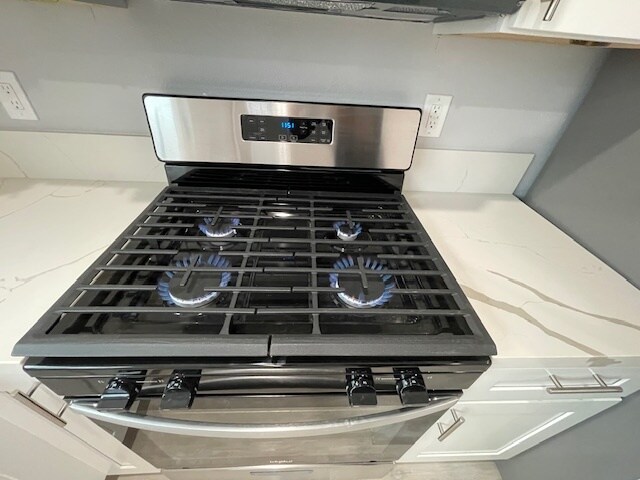 Gas Stove - 2615 Elizondo Ave