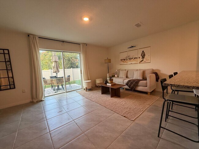 Building Photo - Beautiful 3 Bedroom 2.5-bathroom townhome