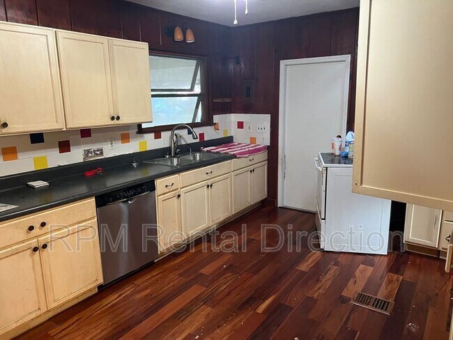 Building Photo - 2729 Broadway