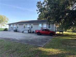 Building Photo - 3749 Old Plainview Rd
