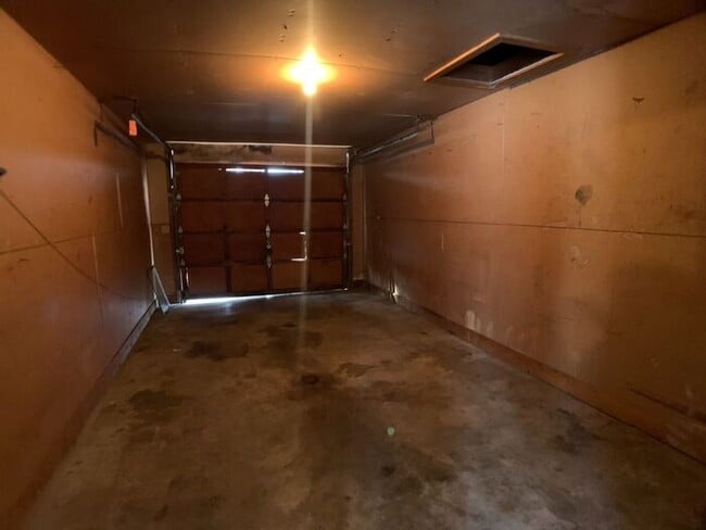 Building Photo - 2 Bed Duplex in Bridgman with attached garage!