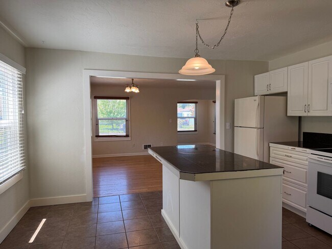 Building Photo - Large updated 2 bedroom 1 bathroom house in Springfield!