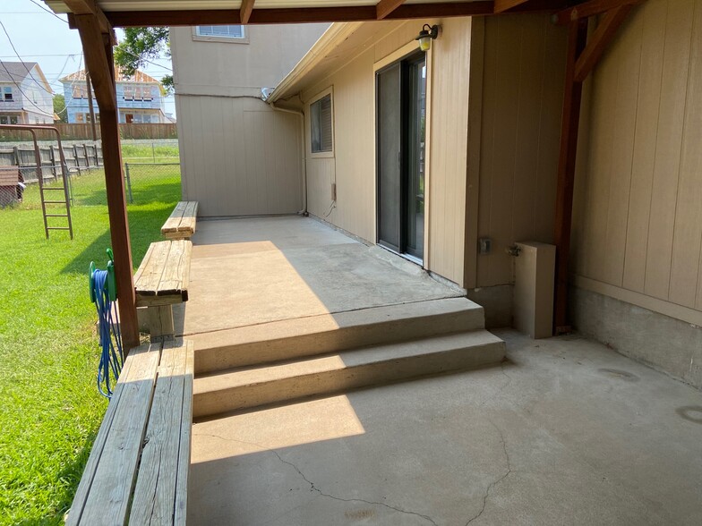 Building Photo - 702 Blackwell Ave