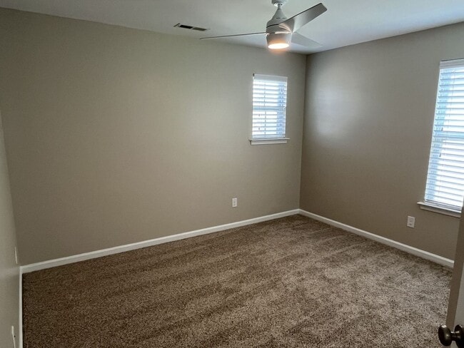 Building Photo - Great 4 Bed Home in Desired Winding Walk C...
