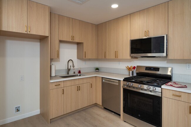 Building Photo - 2400 Del Mar Ave