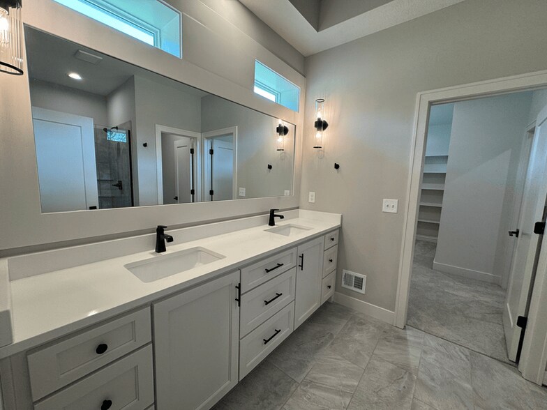 Building Photo - 1613 SW Hedgewood Ln