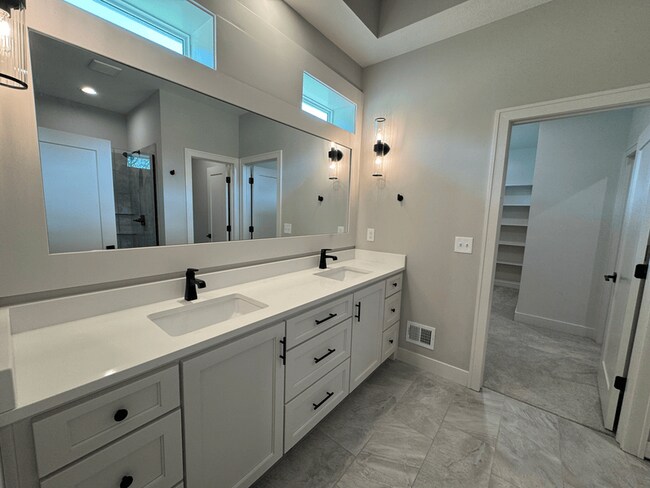 Building Photo - 1613 SW Hedgewood Ln