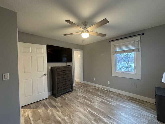 Building Photo - 7281 Meadowlawn Dr