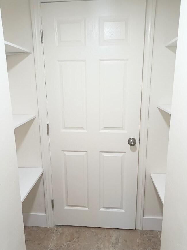 Building Photo - 1620-1624 York Dr