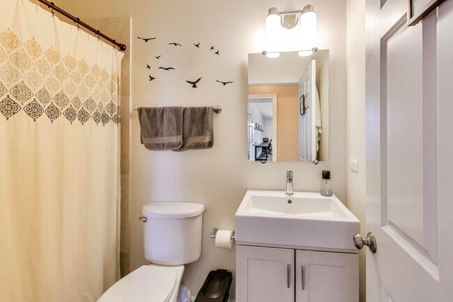 Building Photo - 4553 N Magnolia Ave