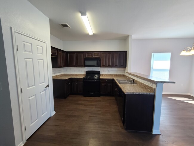 Building Photo - 3151 Roe Dr