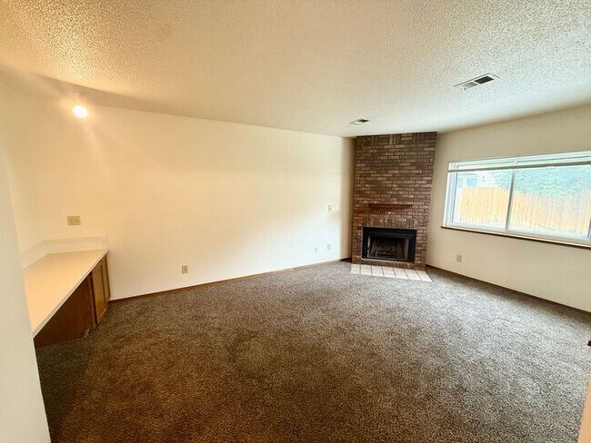 Building Photo - 3 Bed/2.5Bath Townhome in Greeley