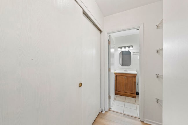 Building Photo - 1420 Stonebridge Cir