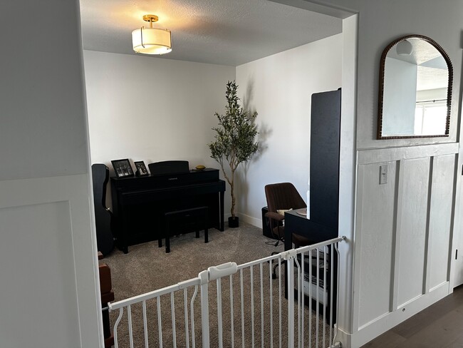 Building Photo - 353 N High Ridge Rd