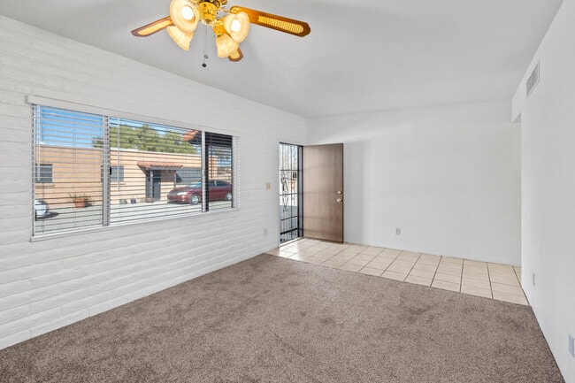 Building Photo - 4535 E Bellevue St