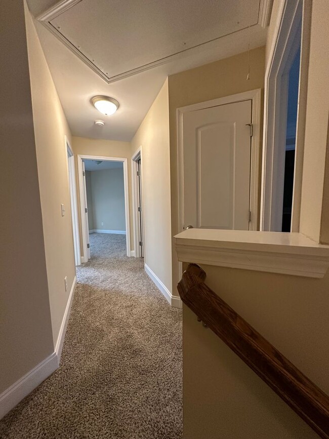 Building Photo - BEAUTIFUL Townhome, 3BDR, 2.5 BATH