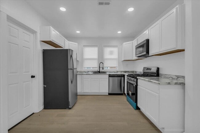 Building Photo - 2727 Leslie St