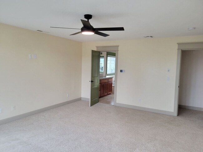 Building Photo - Immaculate 5 Bedroom West Salem Home With a View