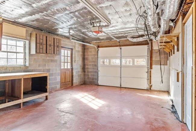 Building Photo - Newly Updated 4bd/3bth in Seymour!