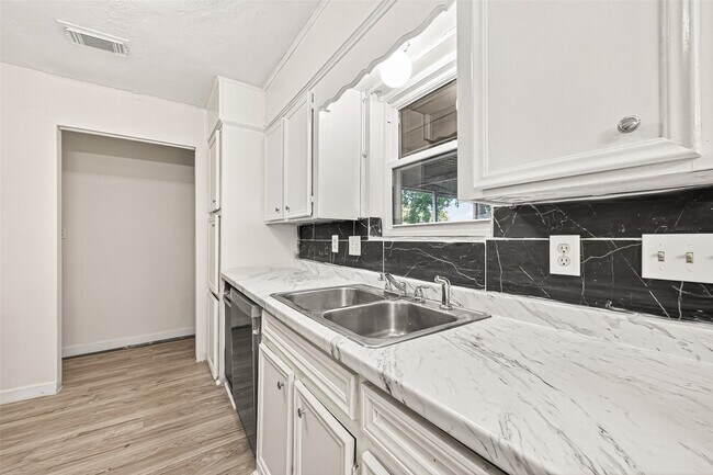 Building Photo - 4123 Cedar Gardens Dr