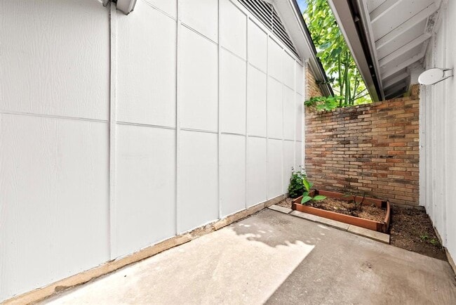 Building Photo - 1702 Coturnix Dr