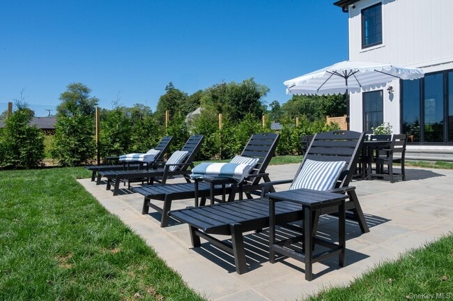 Building Photo - 70 Arshamomaque Ave