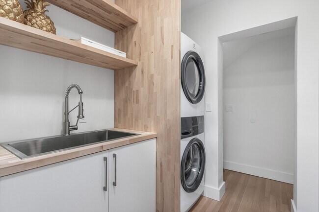 Building Photo - 306 Cordova Rd