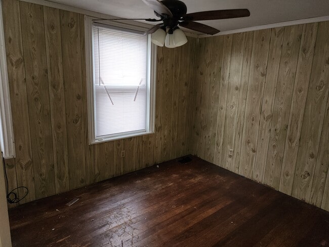 Building Photo - 302 Main St