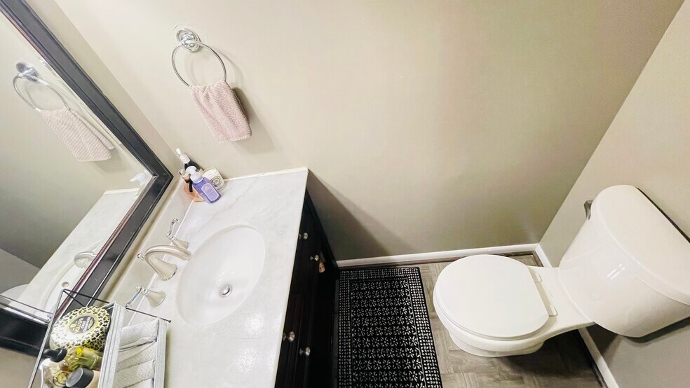 Building Photo - 16 Mateus Way