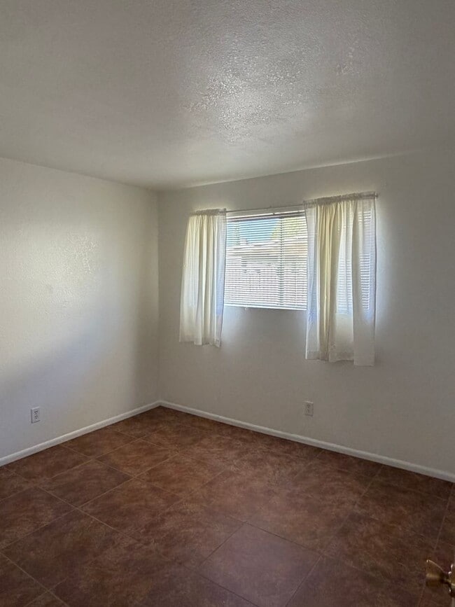 Building Photo - 3 bedroom 2 bath Home