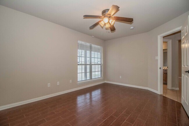 Building Photo - Beautiful Traditional Home on Over an Acre in Weatherford!