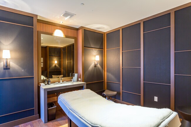 Building Photo - Surround Yourself in Luxury! Symphony Honolulu!