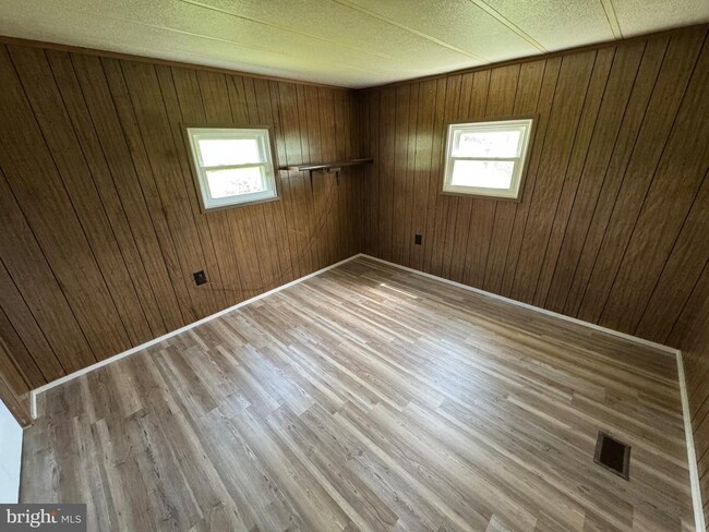Building Photo - Coming Soon - 3 Bedroom 1.5 Bath Home - Hi...