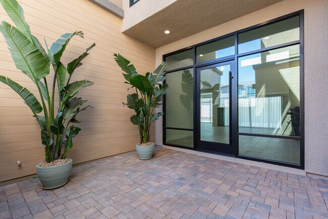 Building Photo - Stunning modern luxury home located in prestigious guard-gated Summerlin community of Ascension