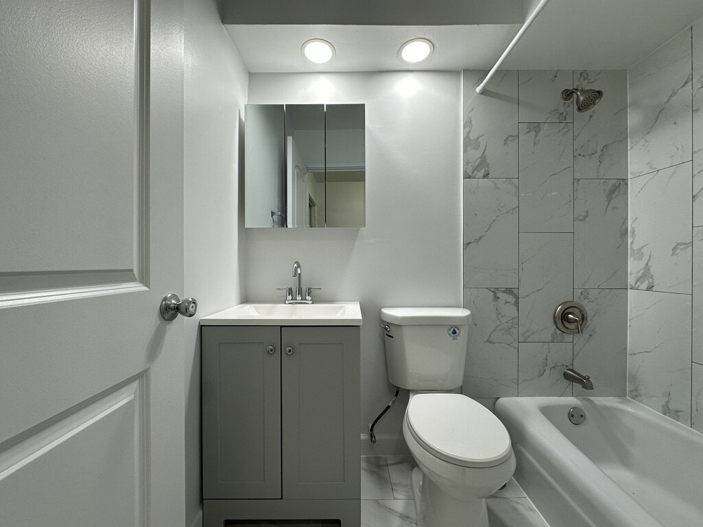 Building Photo - 1523 W Morse Ave