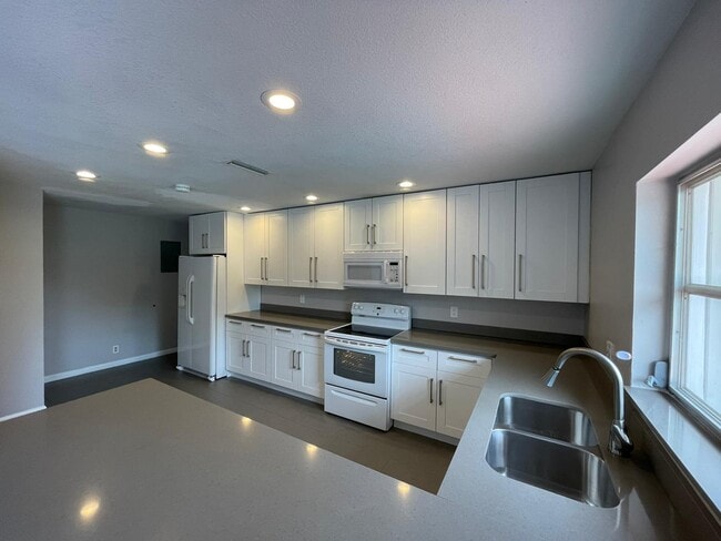 Building Photo - 10133 Windtree Ln