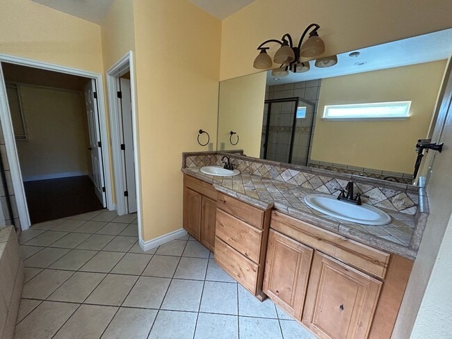 Building Photo - Gorgeous 4 Bedroom in Desirable East Misso...