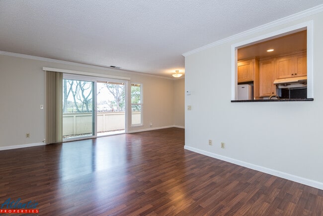 Building Photo - Lovely Condo | Washer/Dryer | Carport