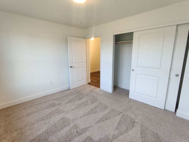 Building Photo - Newer Home for Rent in Benton City