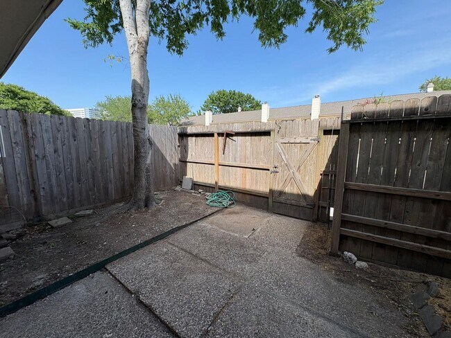 Building Photo - Newly Renovated 4 bed, 2.5 bath Townhome i...