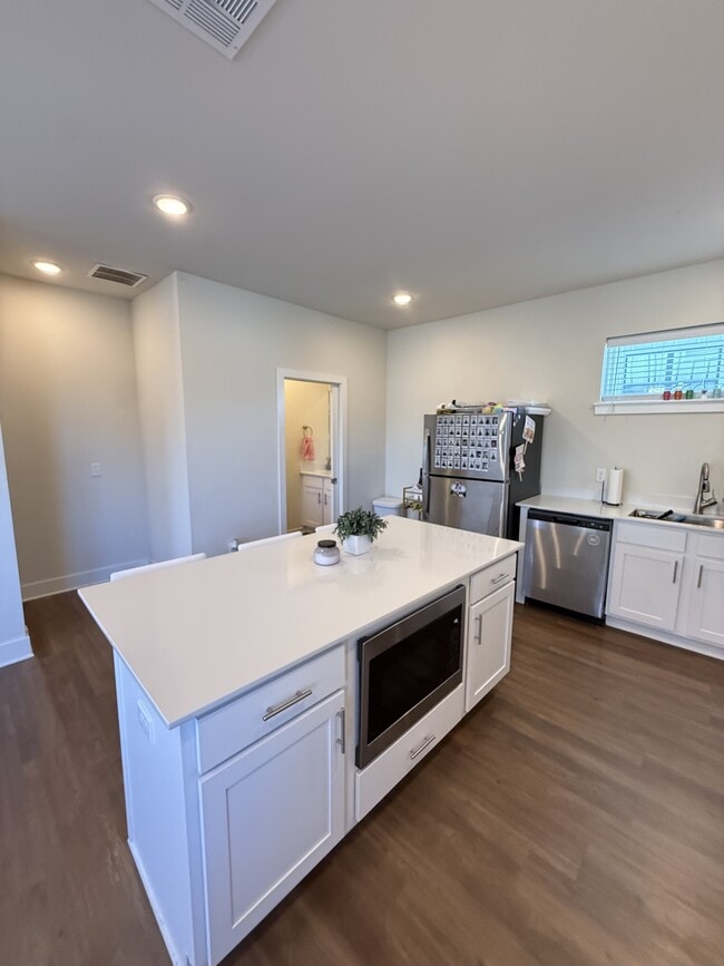 Building Photo - 619 Whitham Ave