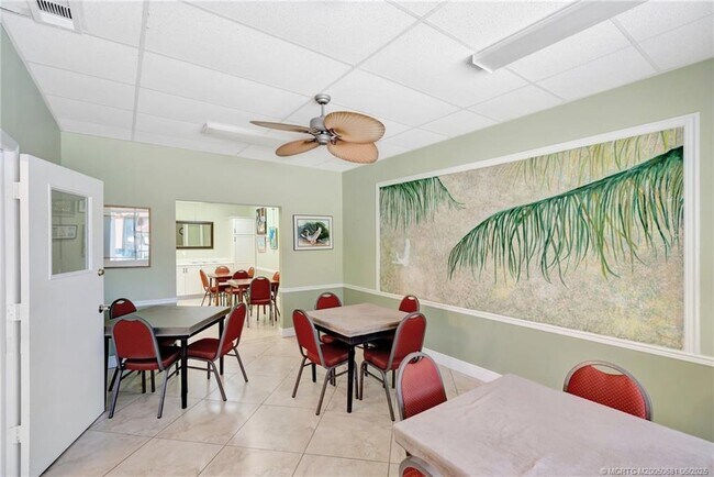 Building Photo - 480 SW South River Dr