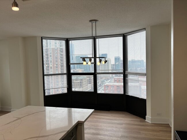 Building Photo - 901 S Plymouth Ct