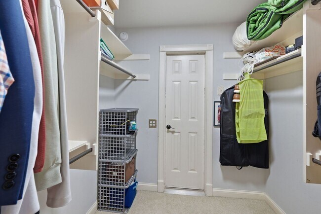 Building Photo - 1733 Carriage Ct