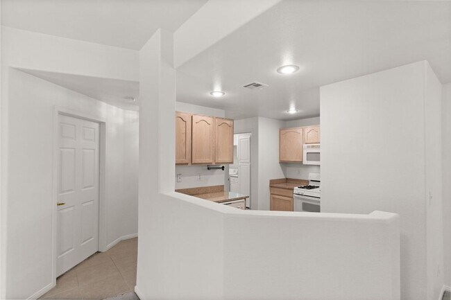 Building Photo - Beautiful 2 Bed 2 Bath ground floor condo in Guard Gated Green Valley Community. 1 Car garage!