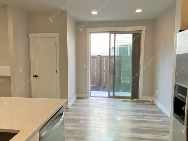 Building Photo - Newer 3BR - 2.5BA Home a Sought-After Redm...