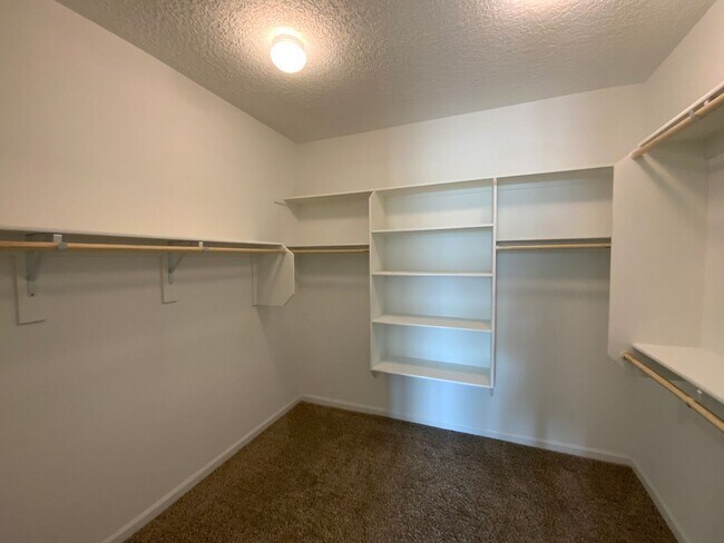 Building Photo - 5 Bedroom Luxury Home Available Near Louis...