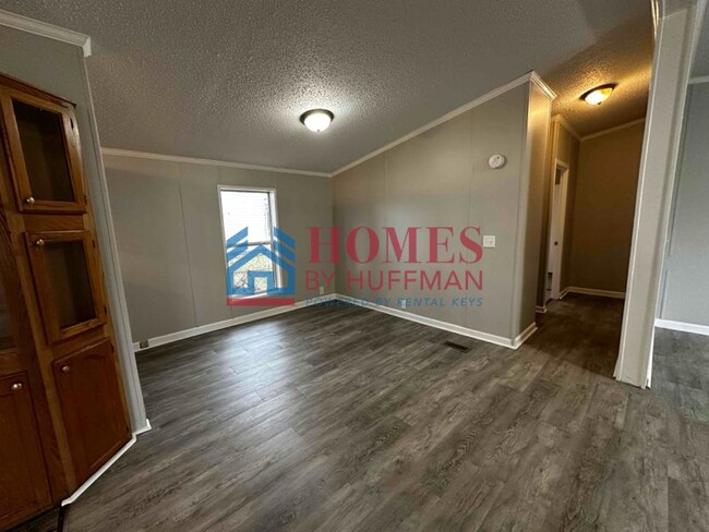 Building Photo - Three Bedroom | Two Bath House