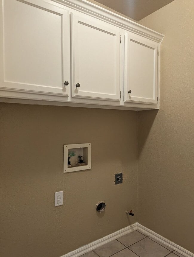 Building Photo - Beautiful 3 Bedroom Home with Study, Fireplace & Fenced Backyard!