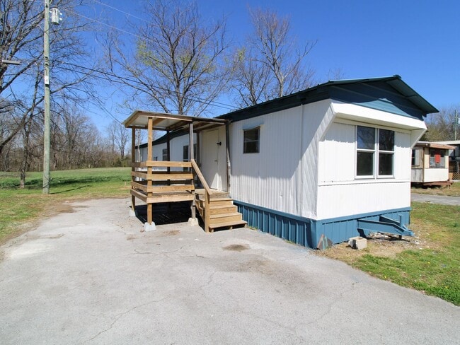 Building Photo - Excellent Location close to Fayetteville!